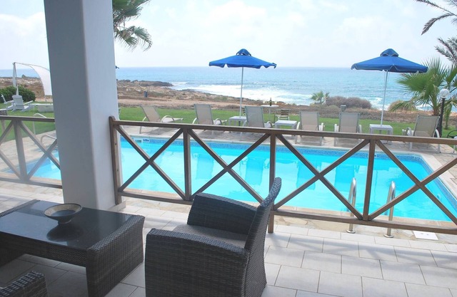 Sea Front Villa, Heated Private Pool, Amazing Location Paphos 323