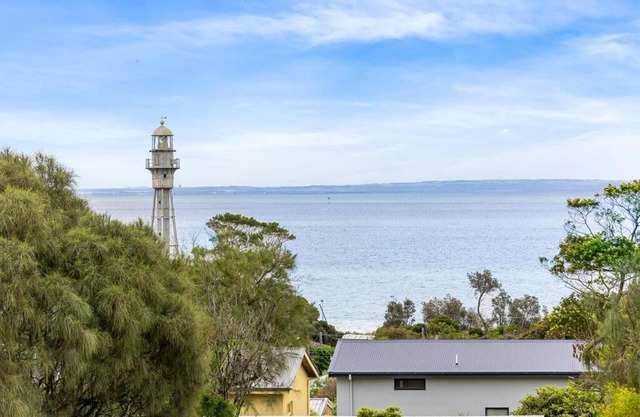 Sea Haven: coastal views, family retreat