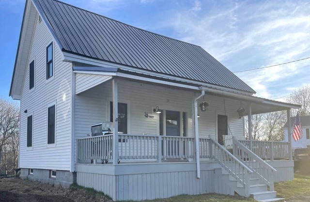 Sea la Vie | Spacious, Stylish Home Steps from Downtown Eastport