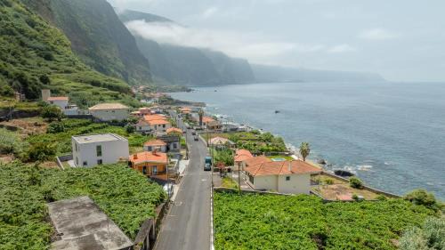 Sea & Mountain View apartment with open-air Patio & Parking