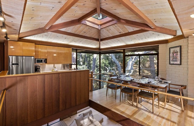 Sea of Tranquility: Iconic Glass House in Forest Glade 3BR2BA 30Night min