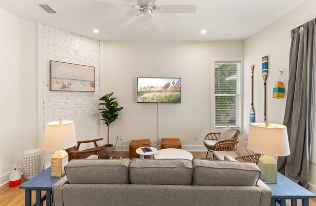 Sea on Wolfe | 2 Bed, 1 Bath