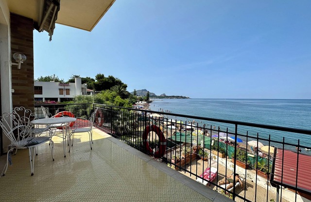 Apartamento en Villa con terraza con vistas al mar.