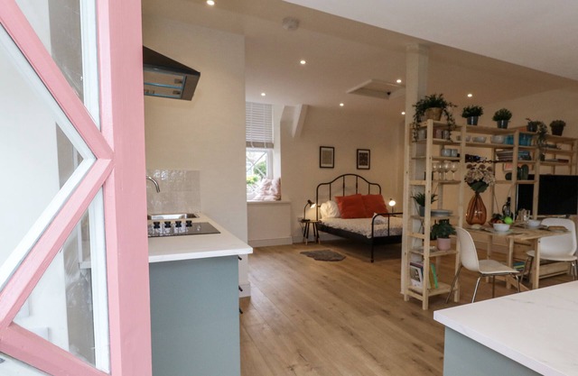 SEA PINK STUDIO, pet friendly in Langton Matravers