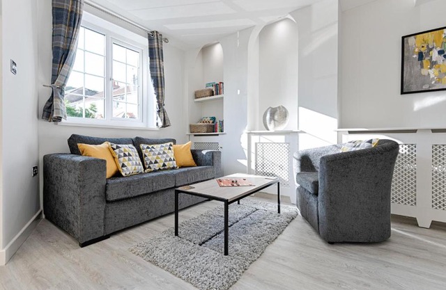 Sea Salt and Serenity-2 bedroom flat in The Mumbles-free parking