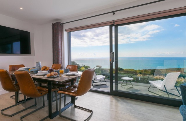 SEA SANDS, pet friendly, luxury holiday cottage in Praa Sands