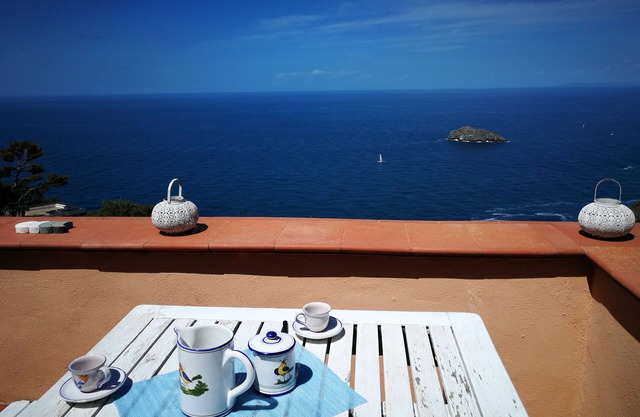 Sea terrace with breathtaking views with access to the Calapiccola club