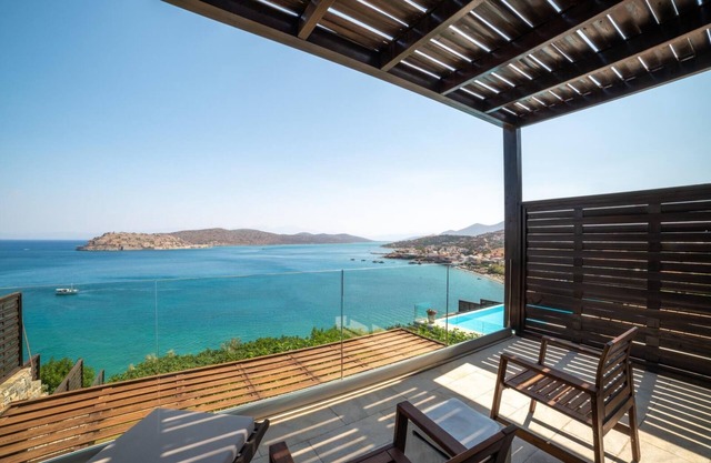 Sea View 6 bdr Villa with a heated pool & access to private beach
