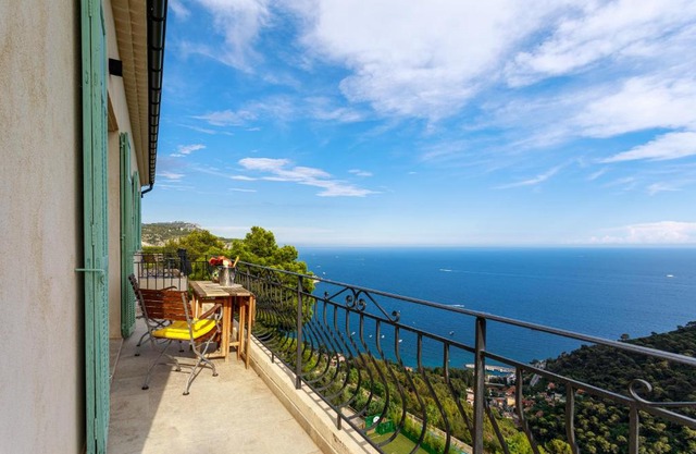 Sea View Apartment with Private Secure Parking 3