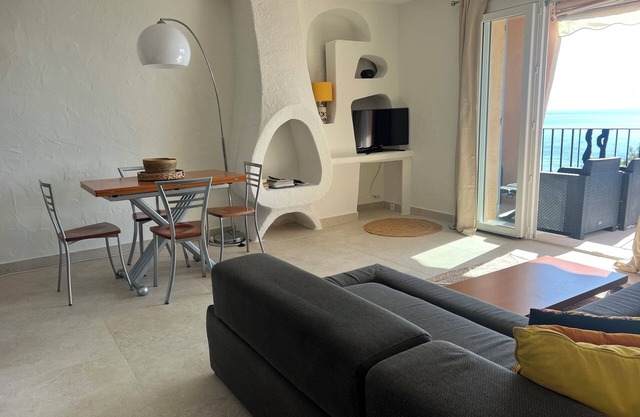 Sea view apartment with swimming pool - private beach - sauna-hamman -tennis- restaurant