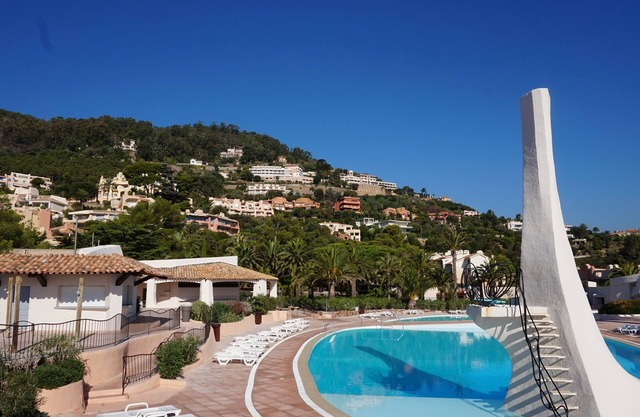 Apartamento vista al mar directo a la playa de acceso privado, piscinas, sauna, baño de vapor, tenis, etc.