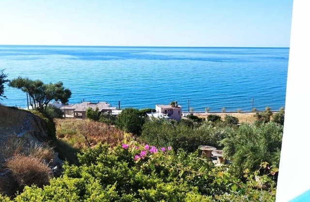 Apartamentos con vistas al mar en el corazón del pueblo pesquero de Kastri / Keratokampos