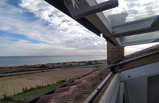 Apartamento con vistas al mar y al jardín.