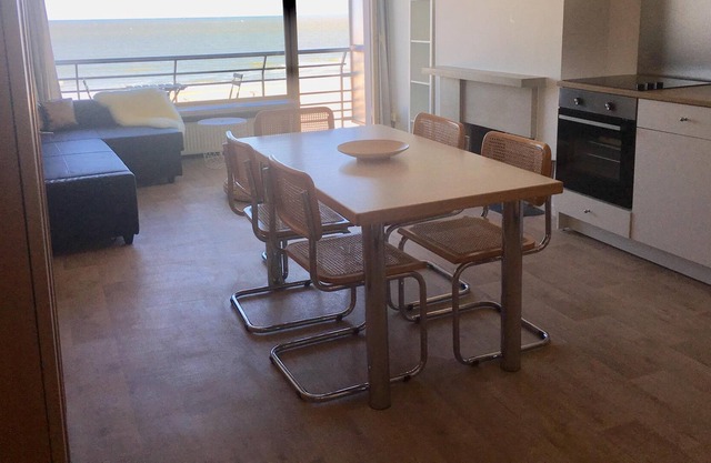 Sea view apartment with balcony, sleeps 6, superb central location.