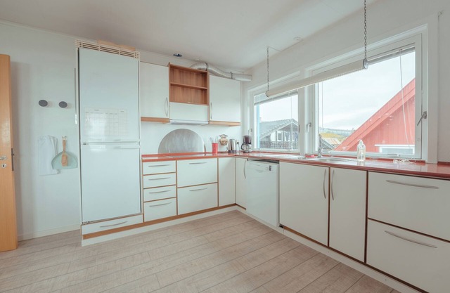 Sea View Apt / Central / Spacious / Free Parking