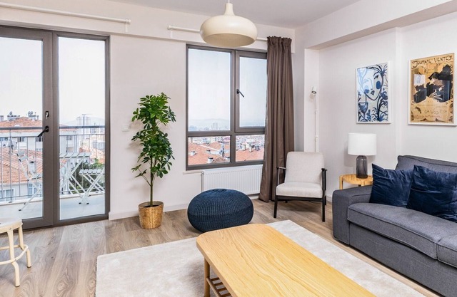 Sea view Flat w Balcony Near Metro 9 min to Coast