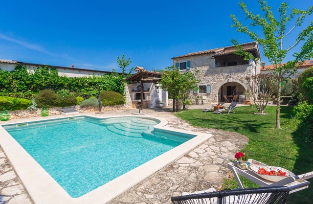 Sea view, garden with barbecue, pool with loungers, parking, air conditioning