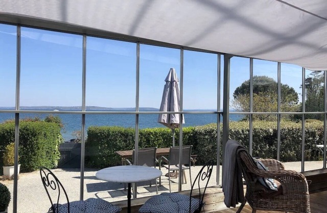 Sea View House "feet in the water"