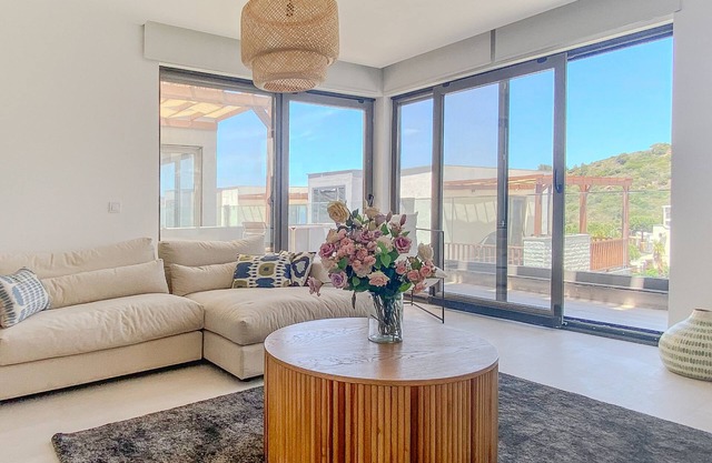 Sea View House w Balcony 3 min to Beach in Milas