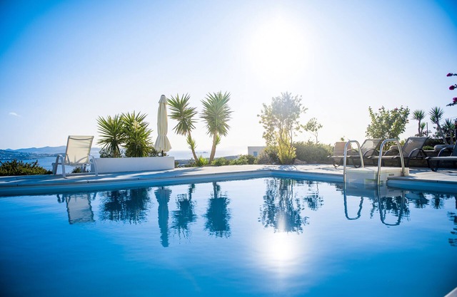 Casa con vistas al mar y piscina.