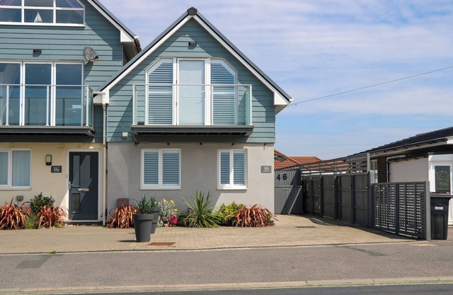 SEA VIEW, pet friendly, country holiday cottage in Hayling Island