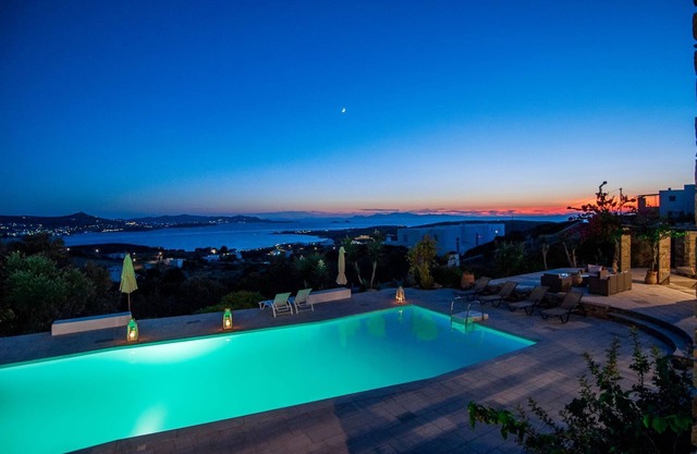 Propiedad con vista al mar con piscina.