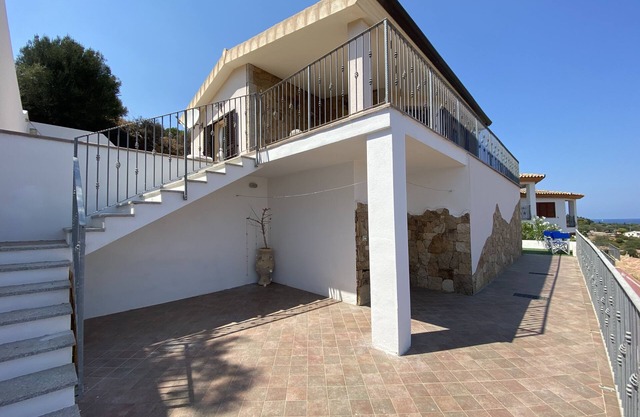 Sea-View Spacious Modern Villa - under 10 mins walk to the beach!
