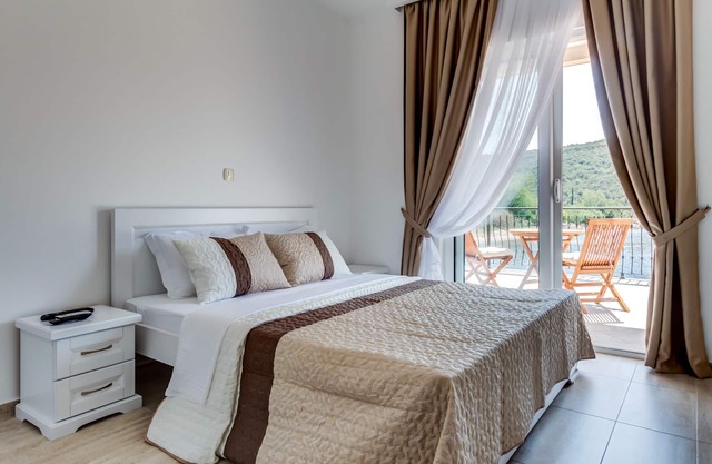 Estudio con vistas al mar, terraza y aparcamiento gratuito.
