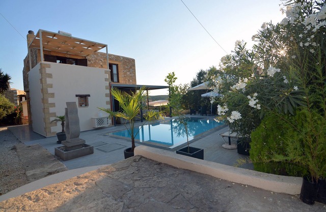 Encantadora villa con vistas panorámicas al mar, a 1,5 km de las playas, piscina privada.