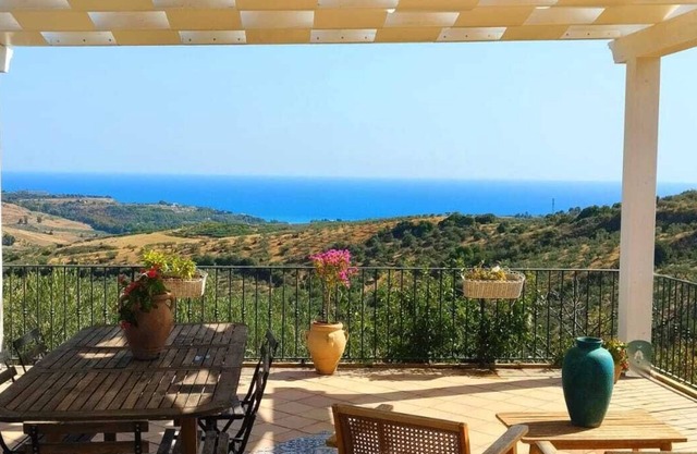 Villa con vistas al mar inmerso en olivar.