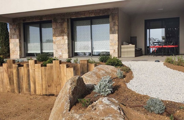 Sea view villa with garden, 5 minutes from the beach
