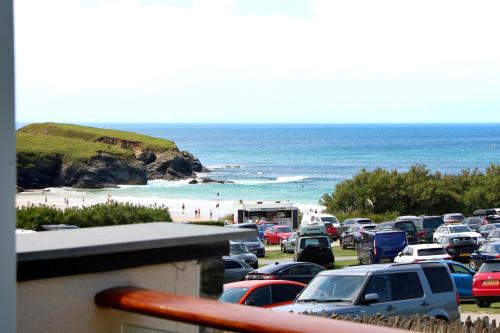SEA VIEWS, beachside apartment with balcony