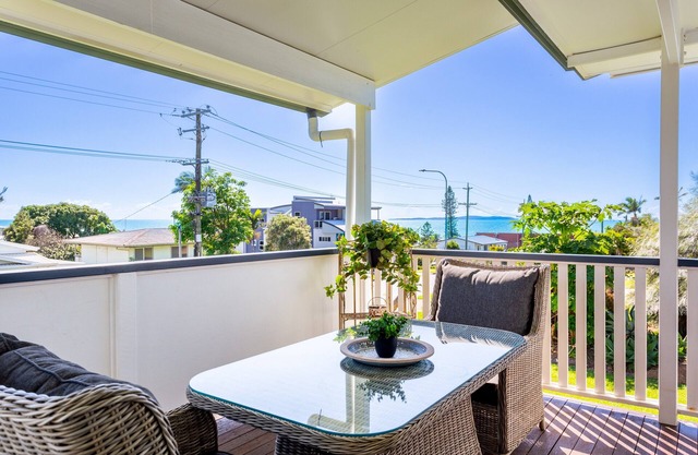 Seabreeze Cottage nestled in Meikleville Hill!