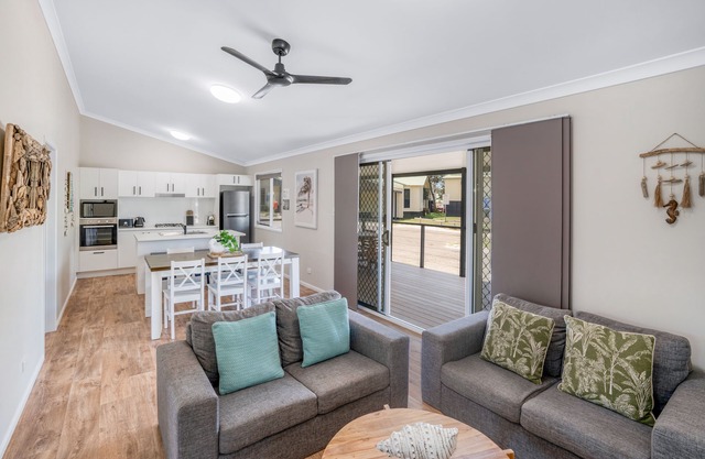 Seabreeze Cottage. Brand new beach house, 500m from the beach.