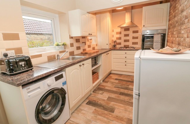 SEABREEZE COTTAGE, pet friendly, with a garden in Ashington