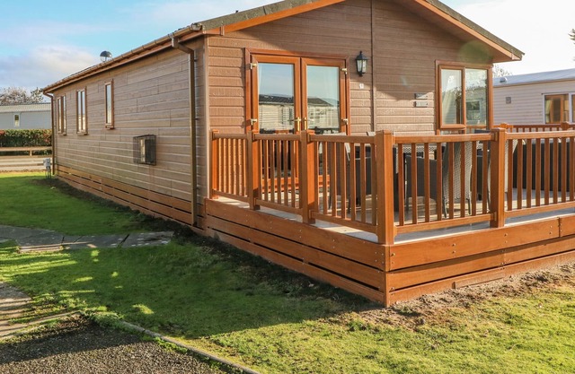 SEABREEZE LODGE, family friendly, with a garden in Porthmadog