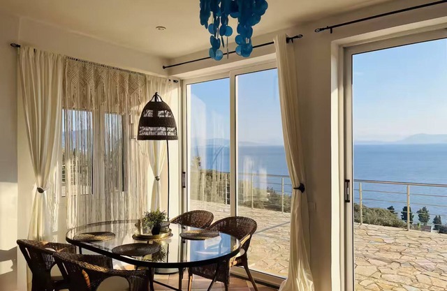 Seabreeze Studio, Stunning Sea and Mountain View