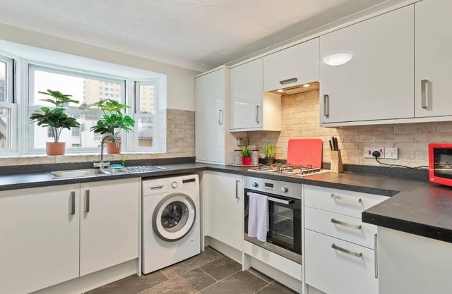 Seabright Townhouse- Super Stylish House- Parking for one Car- Sleeps up to 12