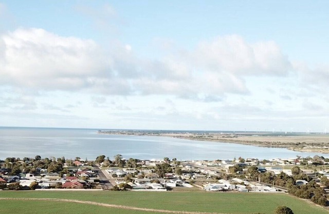 Seachange @ Coobowie Holiday Home (sleeps 12 guests)