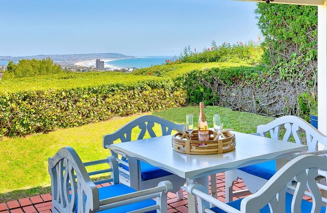 Seaclusion: 3BB-2BA Alquiler de vacaciones con vista al mar ubicado sobre el Pacífico en una tranquila calle sin salida