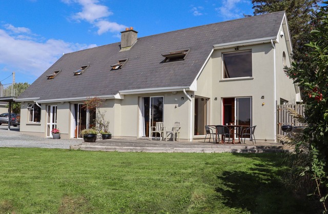SEAFIELD, pet friendly, with open fire in Ballymoney, County Wexford
