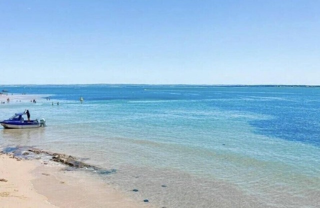 Seaford- Seabreeze; 2 bed - sleep 4.Beautiful beach front apartment.WiFi,netflix