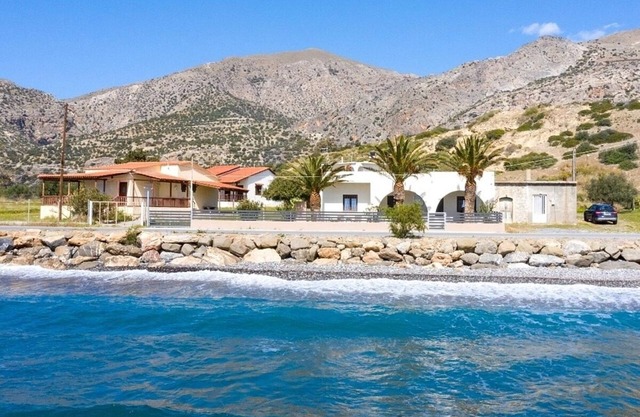 Seafront Apartment Suite with A/C & 2 Bedrooms, Keratokampos Beach Location, Sea & Sunset Views!