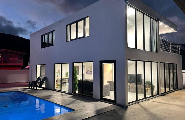 Seafront Beach House / Heated Pool & Beach Access