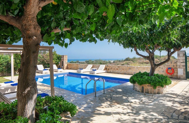 Villa privada frente al mar, a 350 metros de la playa de arena organizada y sala de estar