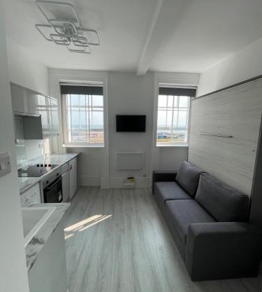 Seafront Studio Snug by the Sea - Sea Views