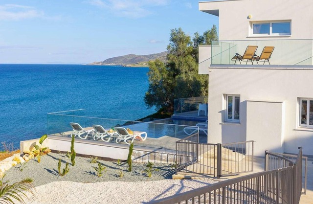 Seafront villa, infinity pool, stunning Views.