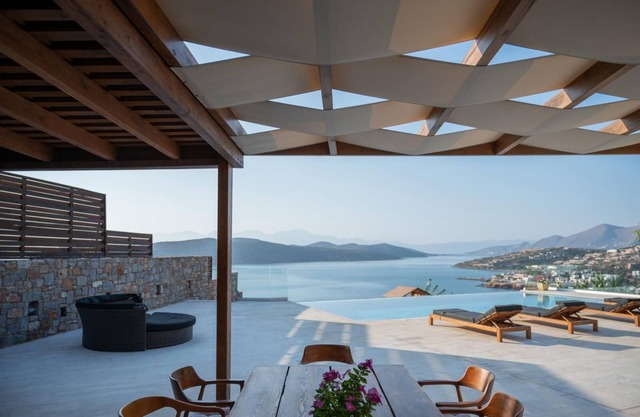 Seafront Villa with a heated pool - Unique location