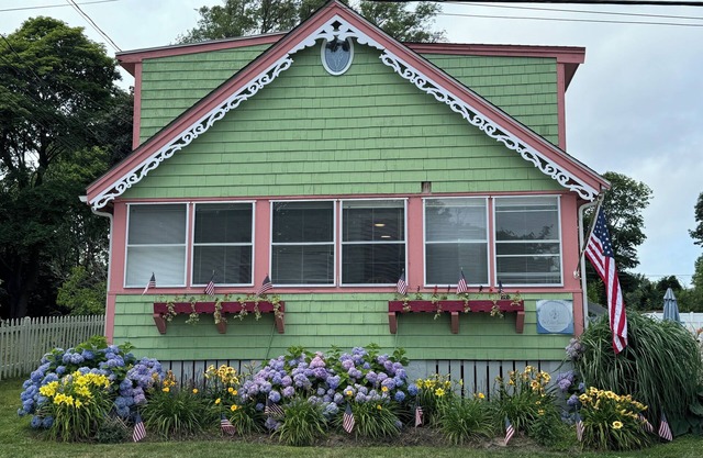Seaglass*airy 4bd bungalow* 5 min walk to beach*dog friendly