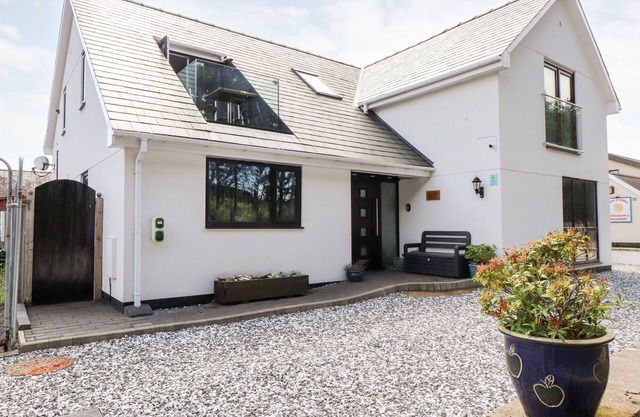 SEAGULL SHACK, family friendly, with hot tub in Morfa Bychan